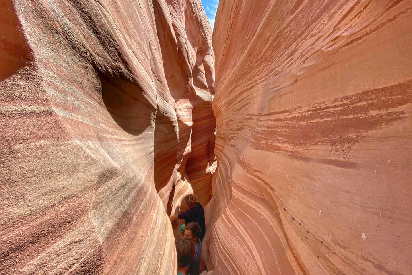 HOW TO HIKE THE BEAUTIFUL ZEBRA SLOT CANYON WITH ASSURANCE